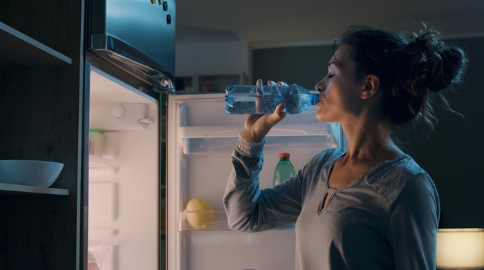 Sahur Cuma Sempat Minum Air Putih? Sebaiknya Tak Sering-sering, Risikonya Serius