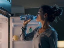 Sahur Cuma Sempat Minum Air Putih? Sebaiknya Tak Sering-sering, Risikonya Serius