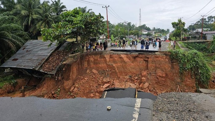 Akses jalan putus Jambi-Sumbar yang amblas.