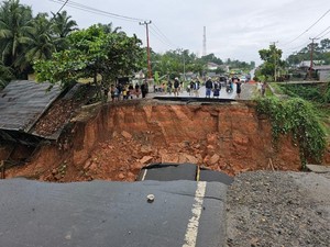 Akses Bungo-Sumbar Putus, Kini Jalan Padang Lamo di Tebo Macet dan Rusak