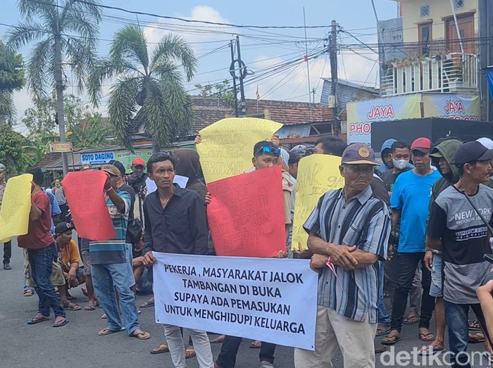 Aksi demo di depan Mapolres Blitar Kota