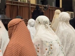 Viral Ramadan Core, Emak-emak Bawa Kipas Angin Sendiri Saat Tarawih di Masjid