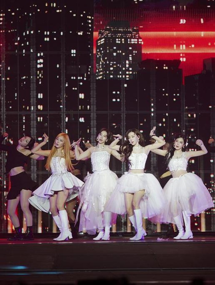 Aksi Panggung Aespa di London, Karina-Giselle Tampil dengan Rambut Baru K-Pop group Aespa performs live onstage in London, Sunday, March 2, 2025. (Photo by Alberto Pezzali/Invision/AP)
