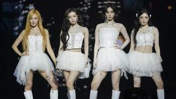 Aksi Panggung Aespa di London, Karina-Giselle Tampil dengan Rambut Baru Aksi Panggung Aespa di London, Karina-Giselle Tampil dengan Rambut Baru