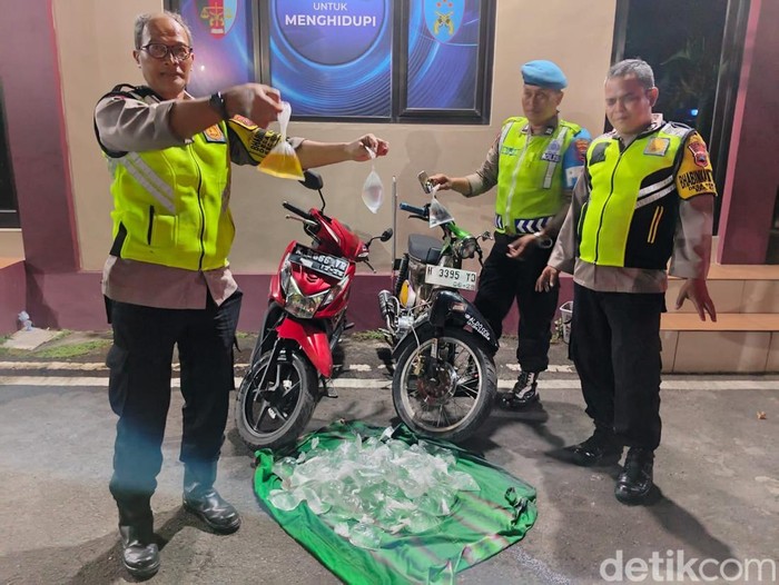 Anggota Polsek Kota Kudus menunjukkan kantong plastik berisi air buat aksi perang air, Senin (3/3/2025) pagi.