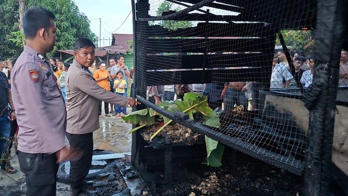 Anggota Polsek Pinggir saat olah TKP