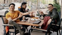 Nongkrong di kafe pinggir jalan di Amsterdam, Ariel memesan hot chocolate. Tampak juga beberapa jenis camilan di hadapannya. Foto: Instagram arielnoah