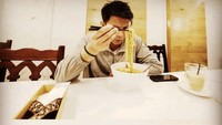 Tahun 2023 Ariel membagikan momen makan di Osaka, Jepang. Ia menikmati semangkuk ramen dengan topping telur dan seafood. Foto: Instagram arielnoah