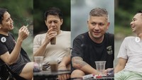 Ini siapa sih yg naro meja ama kursi di sungai, tulis Ariel di keterangan foto. Ia ternyata tak segan minum kopi tubruk yang diseduh di gelas plastik sederhana lho! Foto: Instagram arielnoah