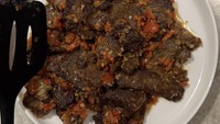 Lagi liburan di Belgia, Ariel kangen masakan Indonesia. Ia pun membuat daging balado pakai resep sang ibu. Foto: Instagram arielnoah