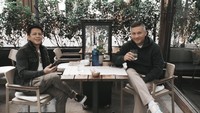Di Madrid, Ariel terlihat santai di kafe bareng Gading Marten. Sebelum makanan datang, mereka terlihat memegang segelas air putih. Foto: Instagram arielnoah