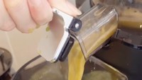 Pelantun Menghapus Jejakmu ini sedang menemani anaknya bikin jus. Terlihat ada bayam, seledri, apel, hingga mentimun yang diolah jadi cold-pressed juice. Foto: Instagram arielnoah