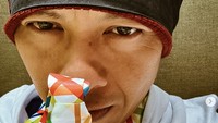 Ariel NOAH berhasil menyelesaikan Tokyo Marathon 2025 di Jepang. Ia memamerkan medali yang didapat dalam unggahan Instagram arielnoah (3/3/2025). Foto: Instagram arielnoah