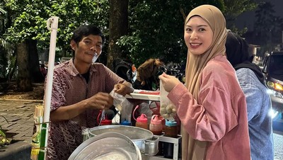 Cantiknya Ayana Moon Saat Berburu Takjil dan Jajan Cilok