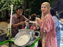 Cantiknya Ayana Moon Saat Berburu Takjil dan Jajan Cilok