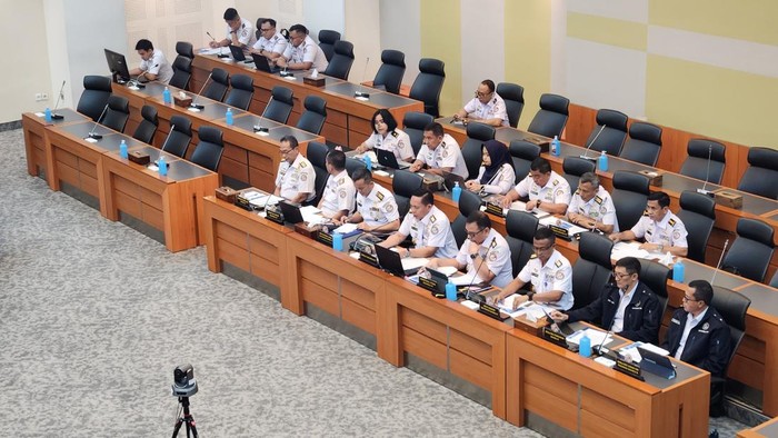 Kepala Bakamla Laksamana Madya Irvansyah rapat dengar pendapat (RDP) dengan panja Kamla Komisi I DPR di kompleks parlemen, Senayan, Jakarta, Senin (3/2/2025).
