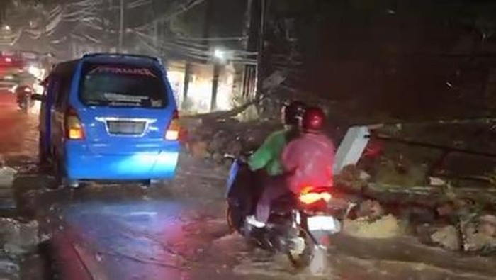 Banjir dan longsor terjadi di kawasan Puncak Bogor malam ini (dok.istimewa)