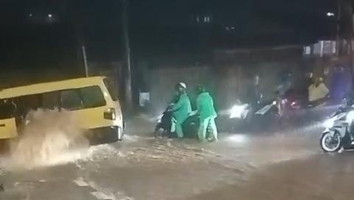 Banjir dan longsor terjadi di kawasan Puncak Bogor malam ini (dok.istimewa)