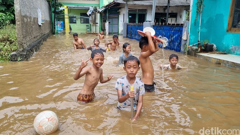 Banjir di Jalan Kemuning, Pejaten Timur, Jaksel menjadi wahanan dadakan bocah main air, Senin (3/3/2025).