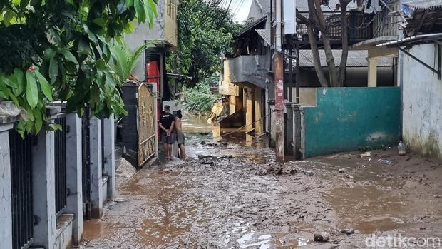 Banjir di Pejaten Timur, Pasar Minggu, Jakarta Selatan belum sepenuhnya surut. Warga nan terdampak banjir mengandalkan nasi boks untuk berbuka puasa. (Taufiq S/)