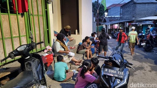 Banjir di Pejaten Timur, Pasar Minggu, Jakarta Selatan belum sepenuhnya surut. Warga nan terdampak banjir mengandalkan nasi boks untuk berbuka puasa. (Taufiq S/)