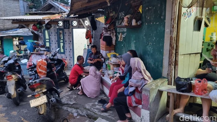 Banjir di Pejaten Timur, Pasar Minggu, Jakarta Selatan belum sepenuhnya surut. Warga yang terdampak banjir mengandalkan nasi boks untuk berbuka puasa. (Taufiq S/detikcom)