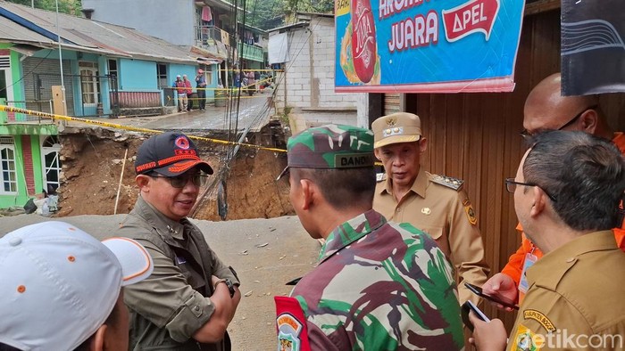 Banjir di Puncak, Cisarua, Bogor memutuskan jembatan.