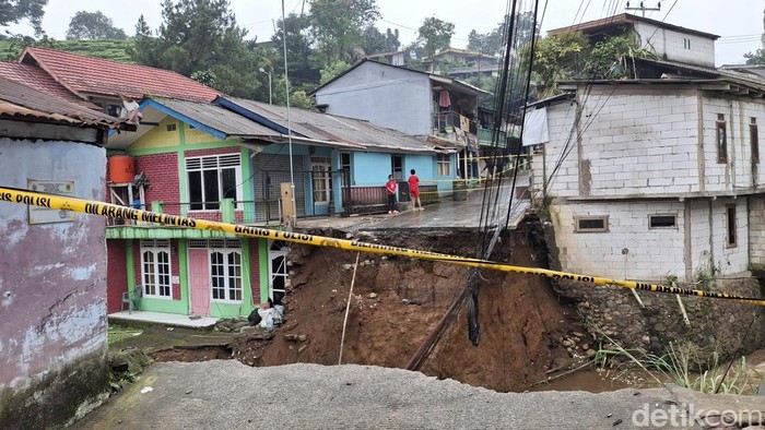 Banjir di Puncak, Cisarua, Bogor memutuskan jembatan.