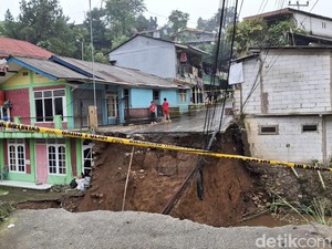 Penampakan Jembatan di Puncak Cisarua Putus Akibat Banjir Bandang