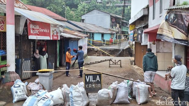 Banjir di Puncak, Cisarua, Bogor memutuskan jembatan.