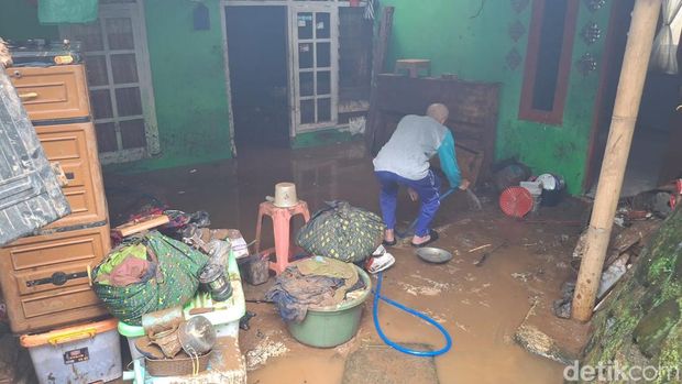 Banjir pada Minggu (2/3/2025) malam memporak-porandakan sejumlah rumah warga di Puncak, Bogor.