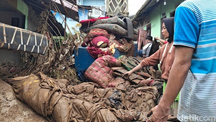 Banjir pada Minggu (2/3/2025) malam memporak-porandakan sejumlah rumah warga di Puncak, Bogor.