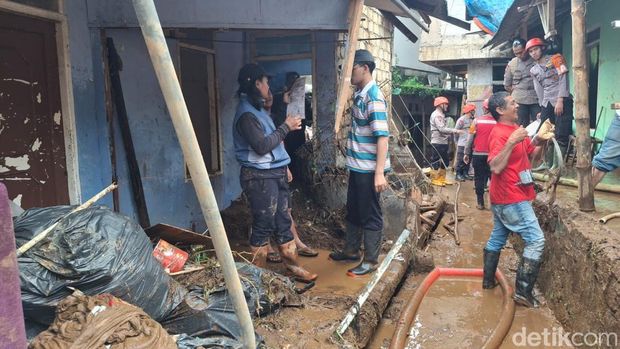 Banjir pada Minggu (2/3/2025) malam memporak-porandakan sejumlah rumah warga di Puncak, Bogor.