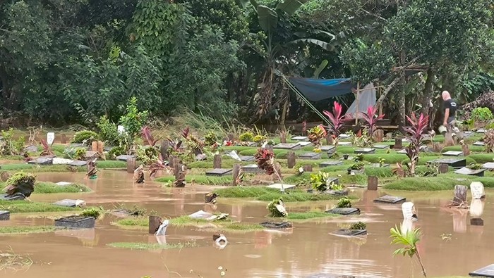 Banjir rendam sejumlah kuburan di TPU Jatisari, Jatiasih, Kota Bekasi.