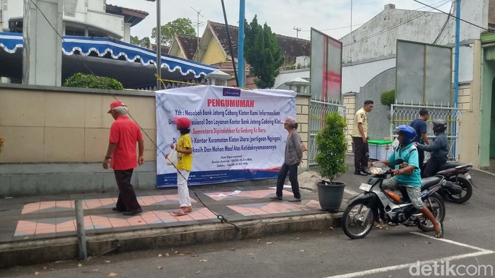 Nasabah mendatangi kantor bank Jateng Klaten di jalan Pemuda.