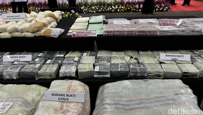 BPOM dan BNN Pamerkan Hasil Penindakan Ganja-Sabu Rp 1 T