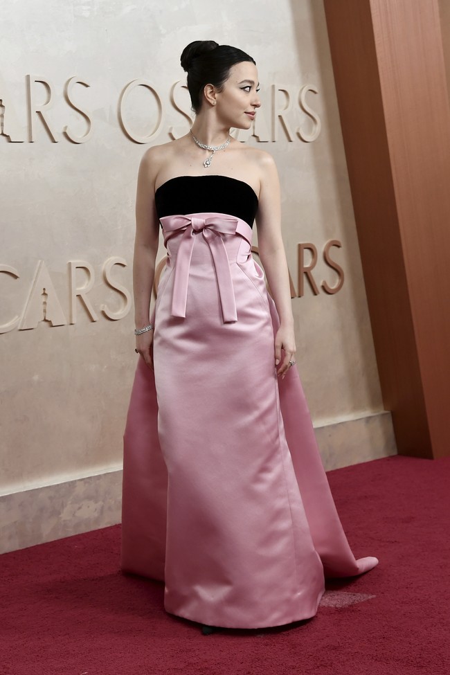 Take a bow. Column dress pink Dior menemani malam besar Mikey Madison. Ia untuk pertama kalinya masuk nominasi aktris terbaik di ajang penghargaan tertinggi bagi insan film dunia.  (Foto: Richard Shotwell/Invision/AP)