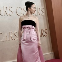 Take a bow. Column dress pink Dior menemani malam besar Mikey Madison. Ia untuk pertama kalinya masuk nominasi aktris terbaik di ajang penghargaan tertinggi bagi insan film dunia.  (Foto: Richard Shotwell/Invision/AP)