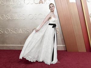 Foto: Best Dressed Oscars 2025, Lisa Bergaya Bak James Bond