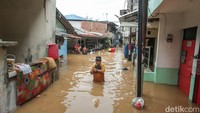 Warga menyebut semakin siang air yang merendam rumahnya semakin tinggi.  
