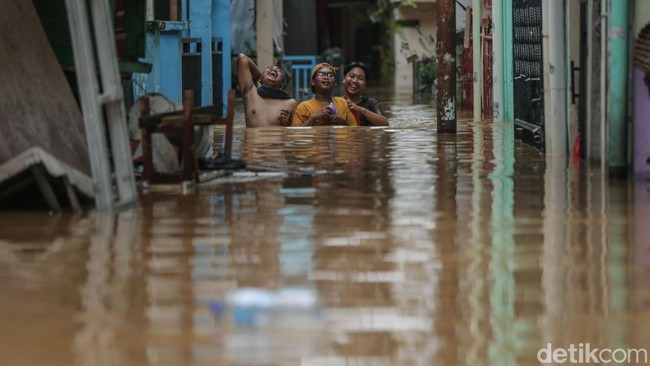 Pilu Warga Jakarta Terdampak Banjir Kiriman saat Ramadan