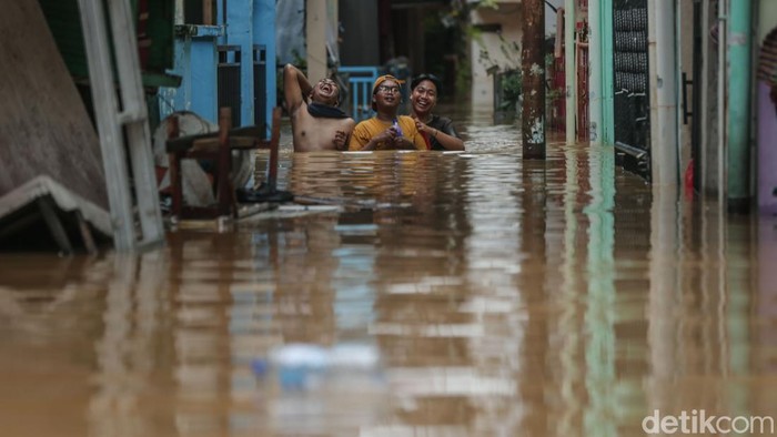 Warga memperkuat di dalam rumah saat banjir di Kawasan Bidara Cina, Jakarta, Senin (3/3/2025).