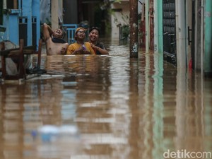 Rano Karno Ajak Warga Terdampak Banjir Pindah ke Rusun Jagakarsa