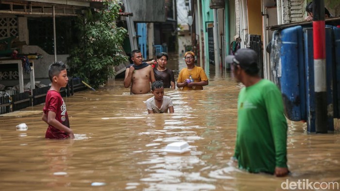 Warga memperkuat di dalam rumah saat banjir di Kawasan Bidara Cina, Jakarta, Senin (3/3/2025).