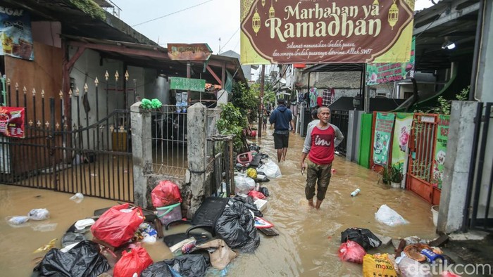 Warga bertahan di dalam rumah saat banjir di Kawasan Bidara Cina, Jakarta, Senin (3/3/2025).