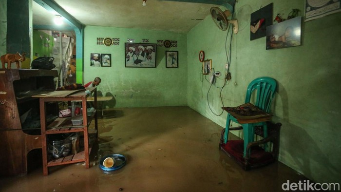 Warga bertahan di dalam rumah saat banjir di Kawasan Bidara Cina, Jakarta, Senin (3/3/2025).
