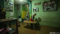 Hingga kini warga masih memilih untuk bertahan di rumah.  