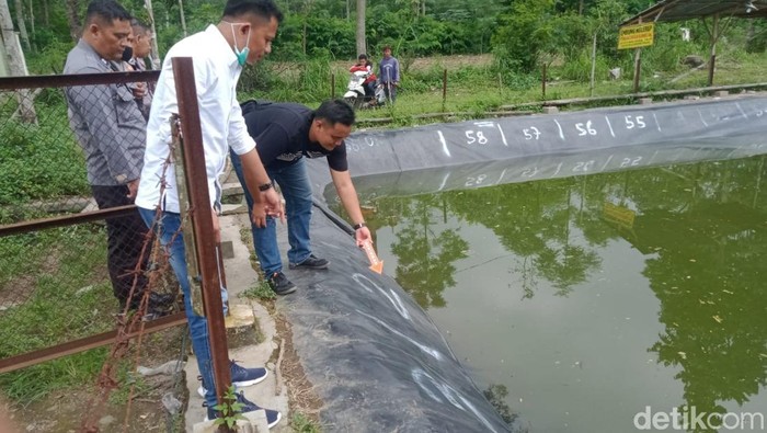 Petugas Polsek Cepogo melakukan olah TKP di embung Kedung Lerep, lokasi seorang bocah tenggelam, Senin (3/3/2025).