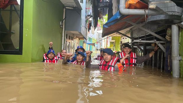 Brimob Polda Metro Jaya diturunkan mengevakuasi penduduk korban banjir di Kampung Melayu, Jaktim. (