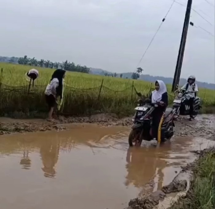 Bu Guru Nurasiah terjatuh di jalan rusak, Kabupaten Pandeglang. (Dok Istimewa)